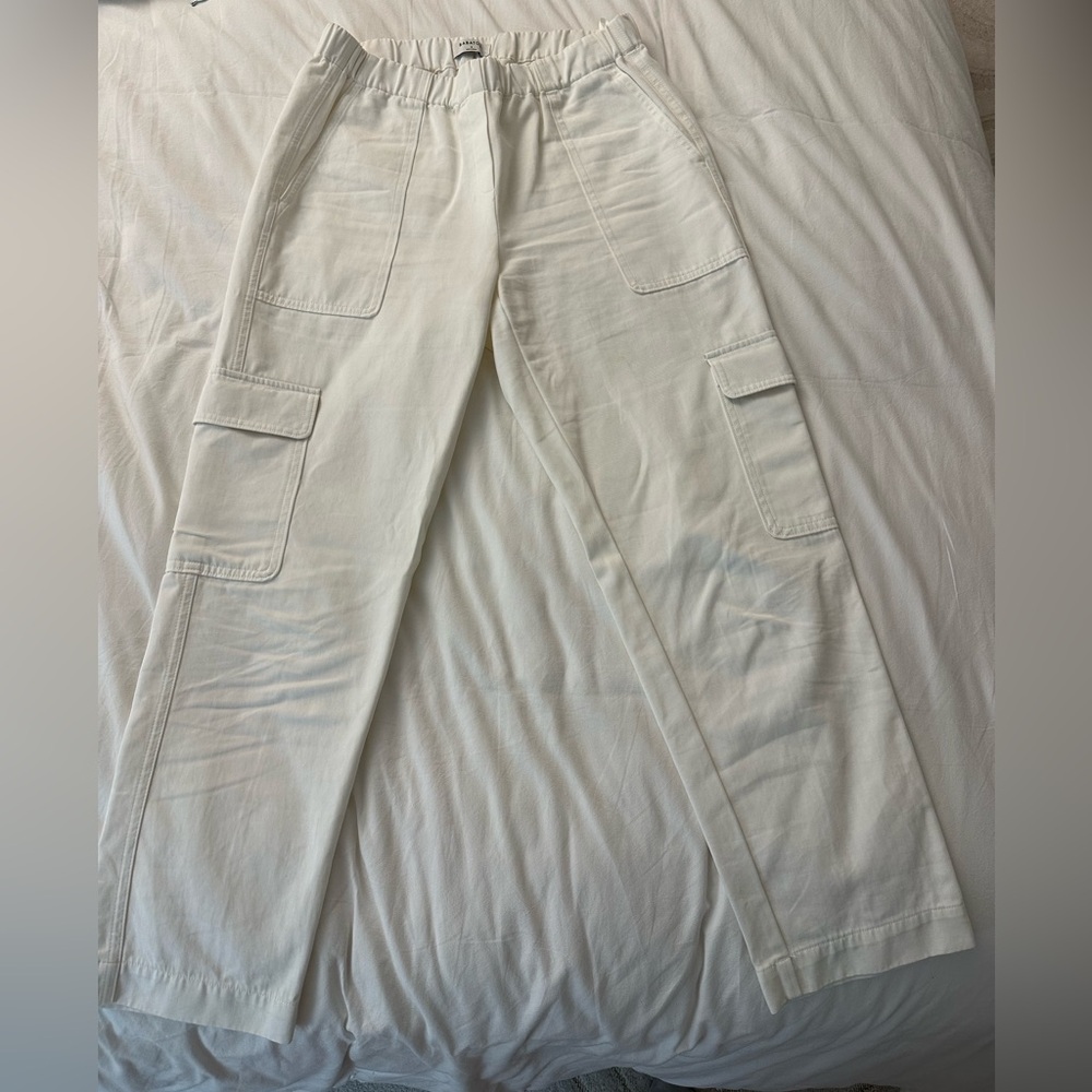 White Aritzia cargo pants